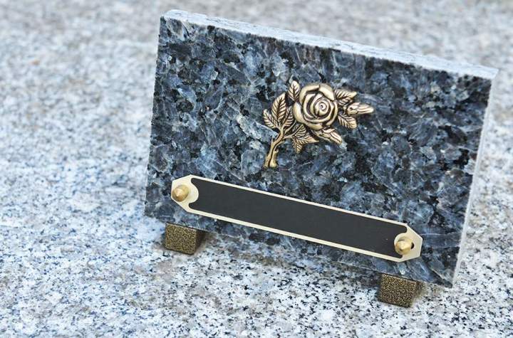 Personnalisation et peinture d'une plaque funéraire sur mesure Moulins